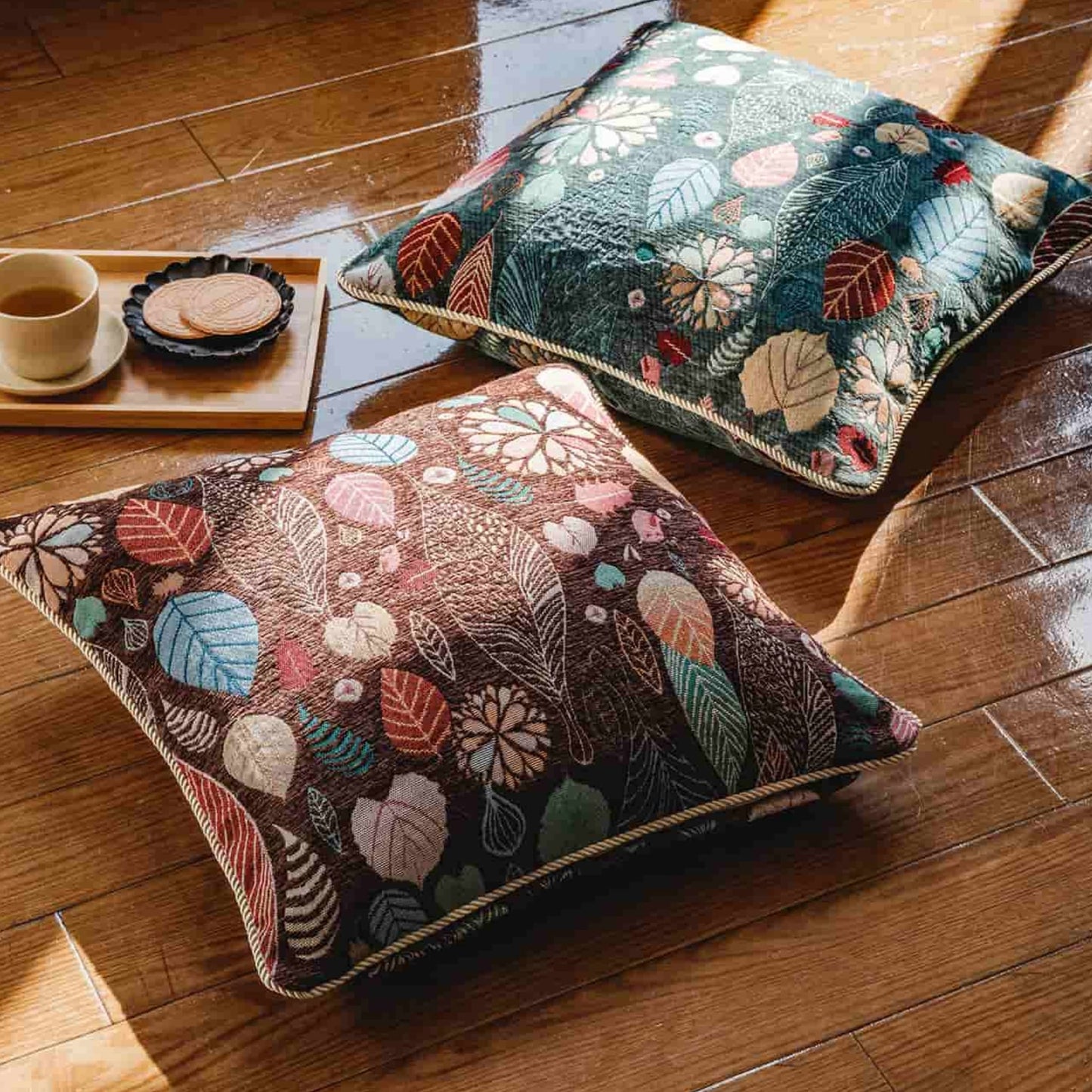 クッションカバー サイスは縦45cm×横45cm 複数色の糸を織って、リーフ柄を描きました。ブラウンは、地の色が濃い茶色をしており、グリーンは、深緑色をしている。床に置いていても、とっても素敵